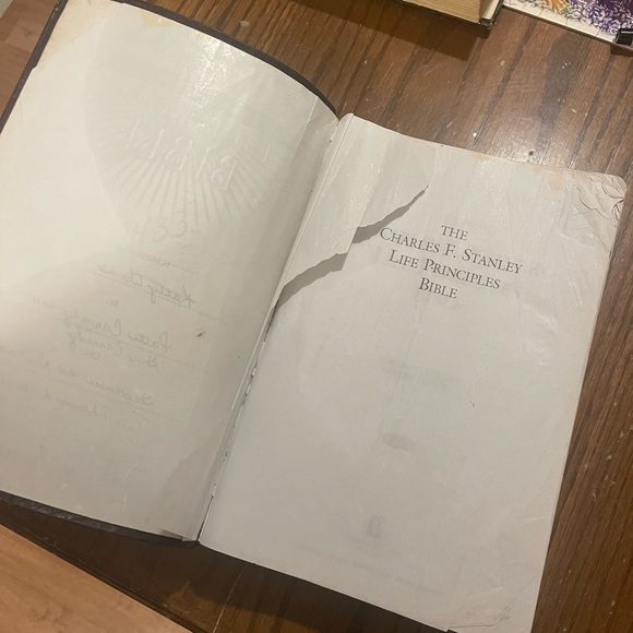 Holy Bible 2009 - Picture 4 of 7